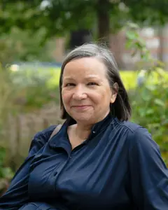 Maria Hamren i marinblå blus