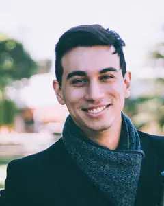 Ahmed Karimi i mörk rock och halsduk