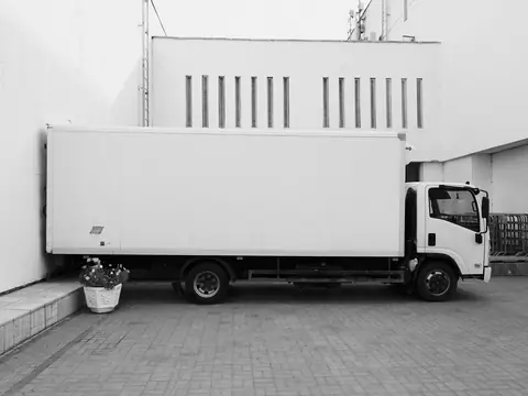Distributionsbil lastas vid en lastkaj