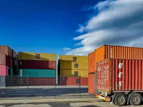Containerbil vid en containerterminal