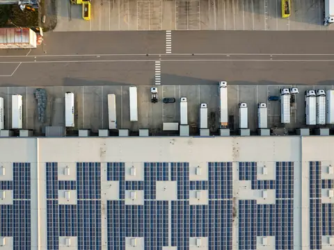 Lastbilar vid en terminal med lastkajer